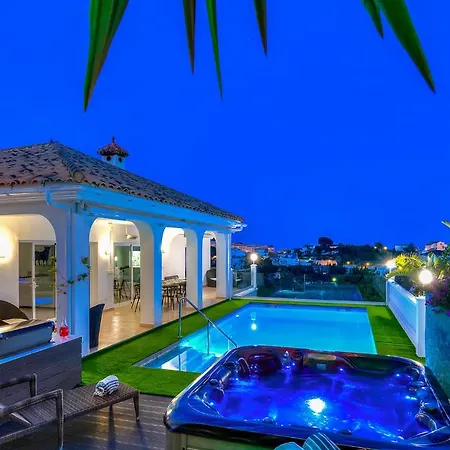 Intermezzo - Jacuzzi, Salt Water Pool&bbq Villa *